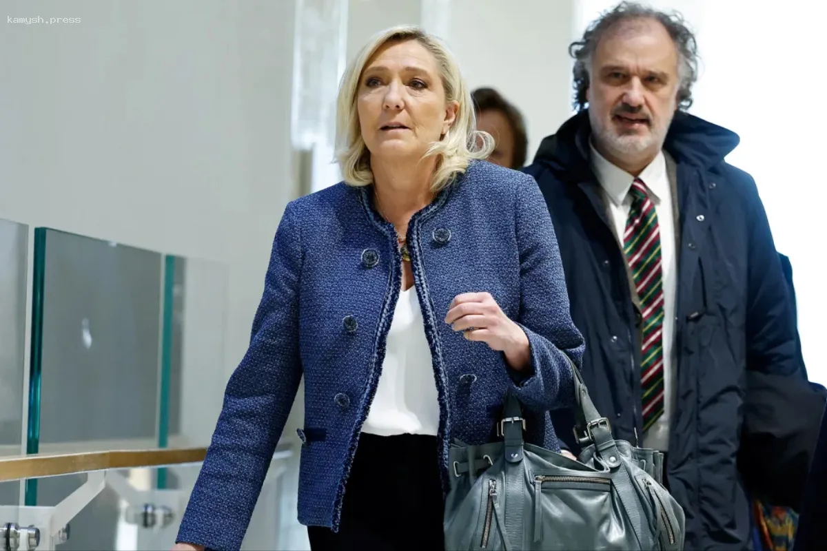 Демократы хуже правых? Макрон «ликвидировал» лидера оппозиции Ле Пен. Комплекс Наполеона во всей красе