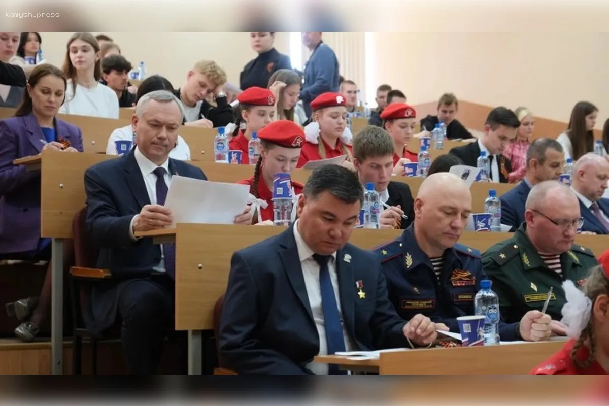 Губернатор Андрей Травников и участники проекта «Герои НовоСибири» приняли участие в акции «Диктант Победы»