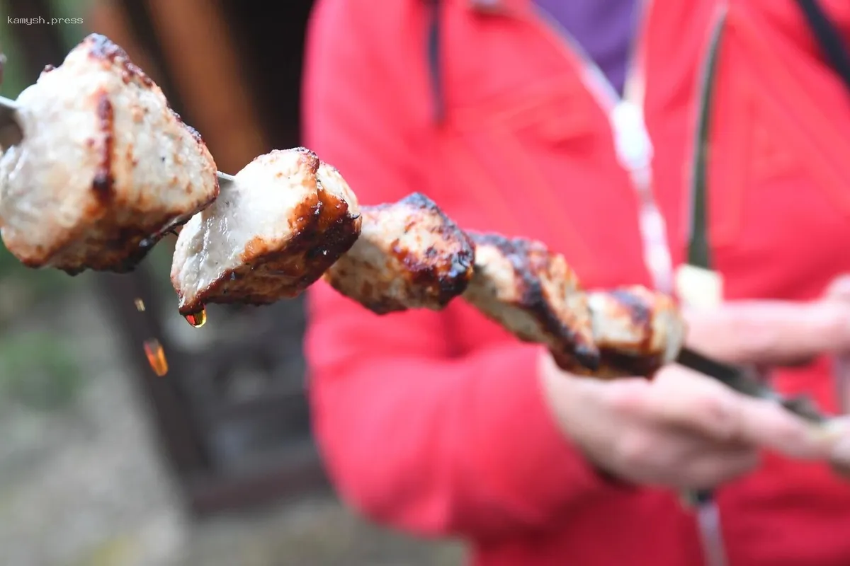 Эндокринолог предостерегает от сочетания шашлыка с пивом и шампанским