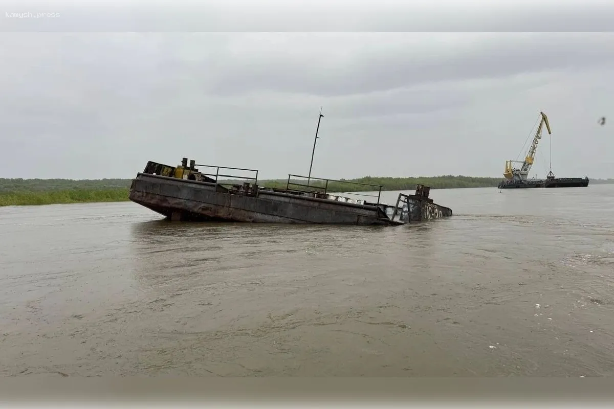 В Омске баржа частично погрузилась в воду на реке Иртыш