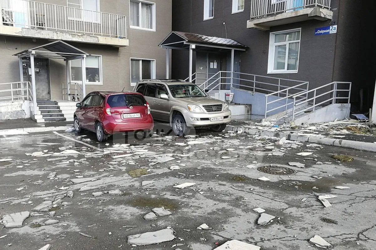 Ледяная глыба упала с крыши и травмировала ребенка