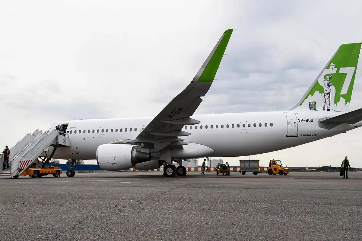 Самолет S7 Airlines совершил возврат в Толмачево из-за проблемы с управлением полетом