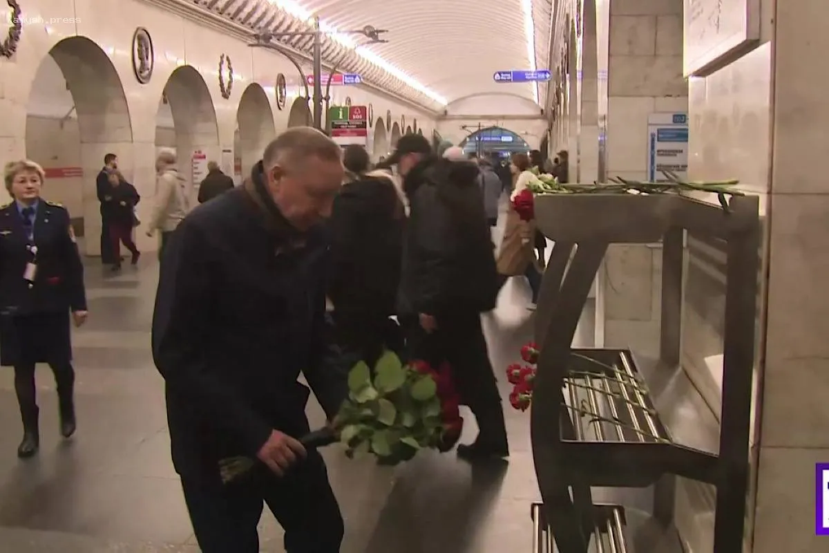 Петербург скорбит: годовщина теракта в метро отметили минутой молчания