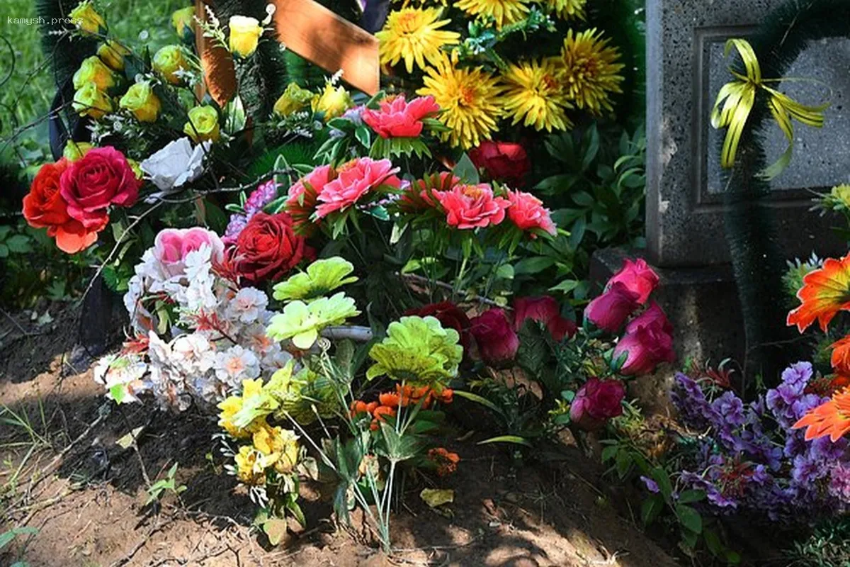 Географ Крылов: Неправильная утилизация искусственных цветов и могильных украшений наносит вред экологии
