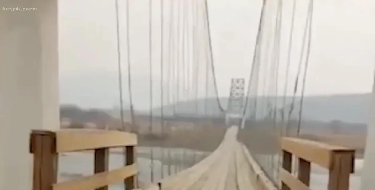 Сильный ветер снес бабушку с внуком с подвесного моста - женщина не выжила