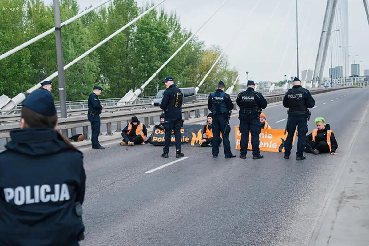 Экологи в Варшаве прикрепили себя к мосту в знак протеста