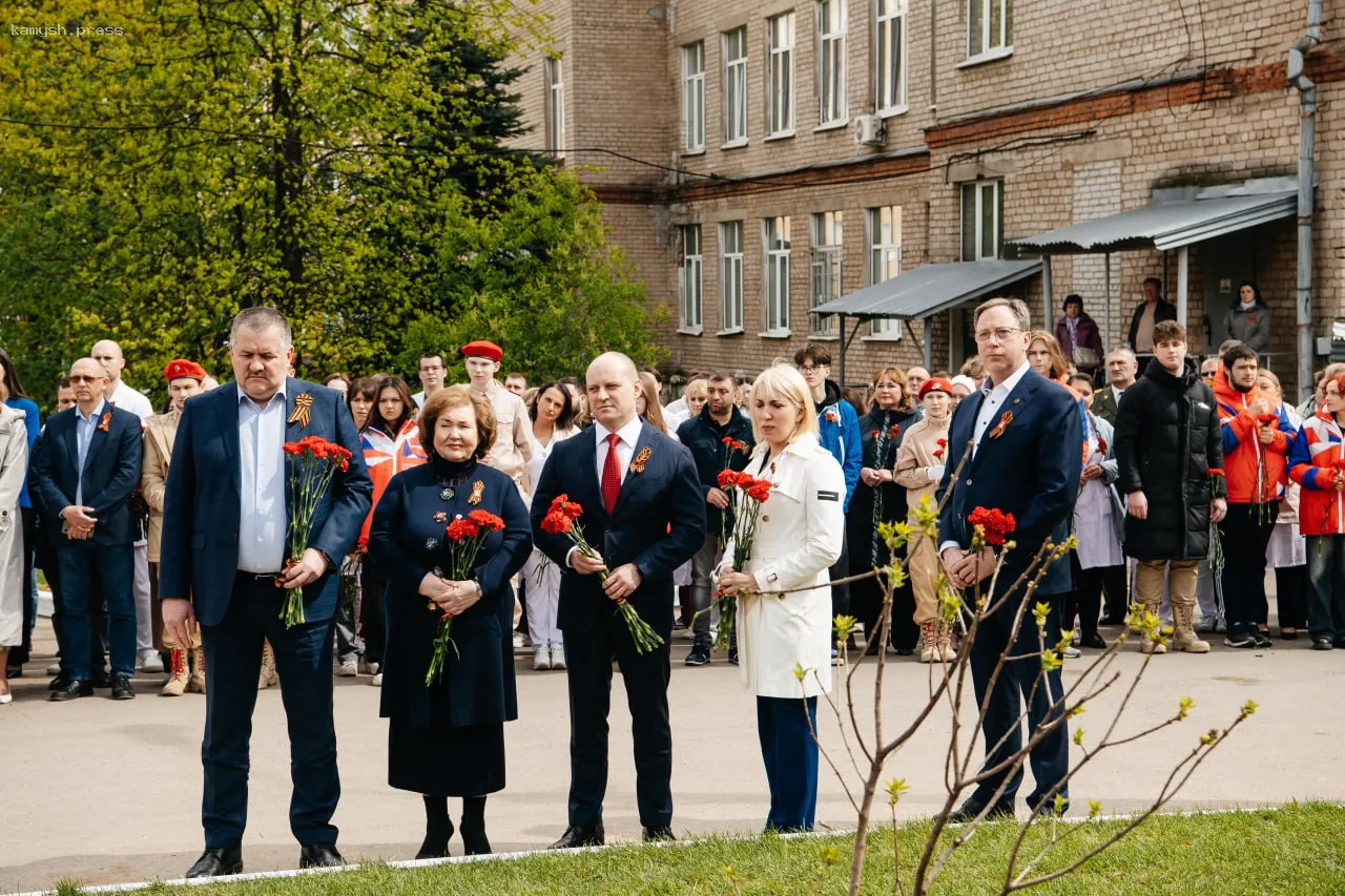 Максим Красноцветов, глава Пушкинского округа, посетил открытие сквера Памяти и памятника санитарке
