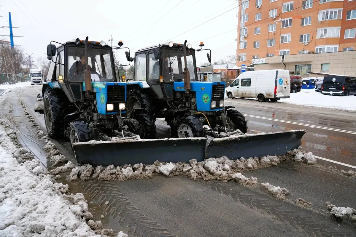 Девять единиц техники устраняют последствия снегопада в Котельниках