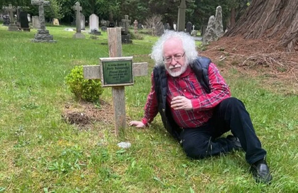 «Зарастает травой»: опубликована фотография могилы Бориса Березовского в Лондоне