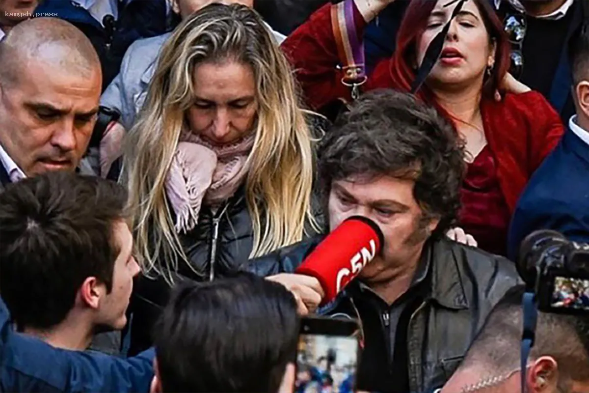 Президент Аргентины обвинил журналиста в намеренном ударе микрофоном