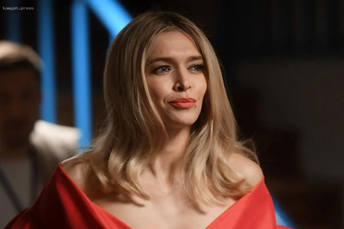 «Сможешь меня обеспечить?»: Вера Брежнева флиртовала с фанатом на сцене