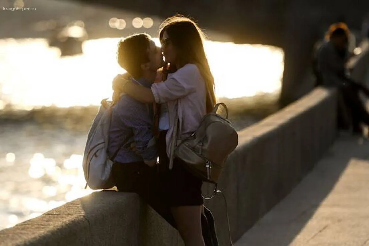 Эксперт Розов поделился рекомендациями, как женщинам преодолеть страх первого шага в любовных отношениях