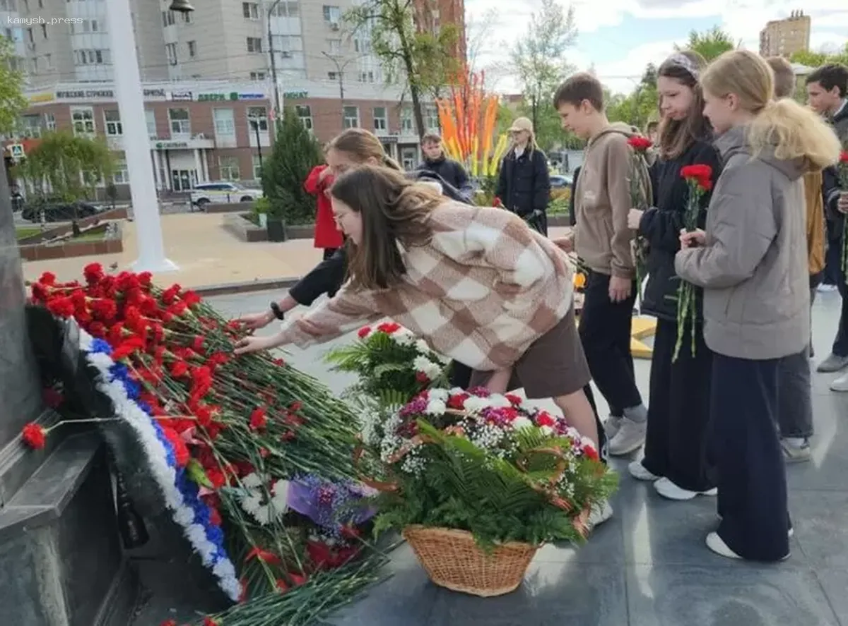 Ученики Пушкинского округа почтили память у мемориала «Скорбящая мать»