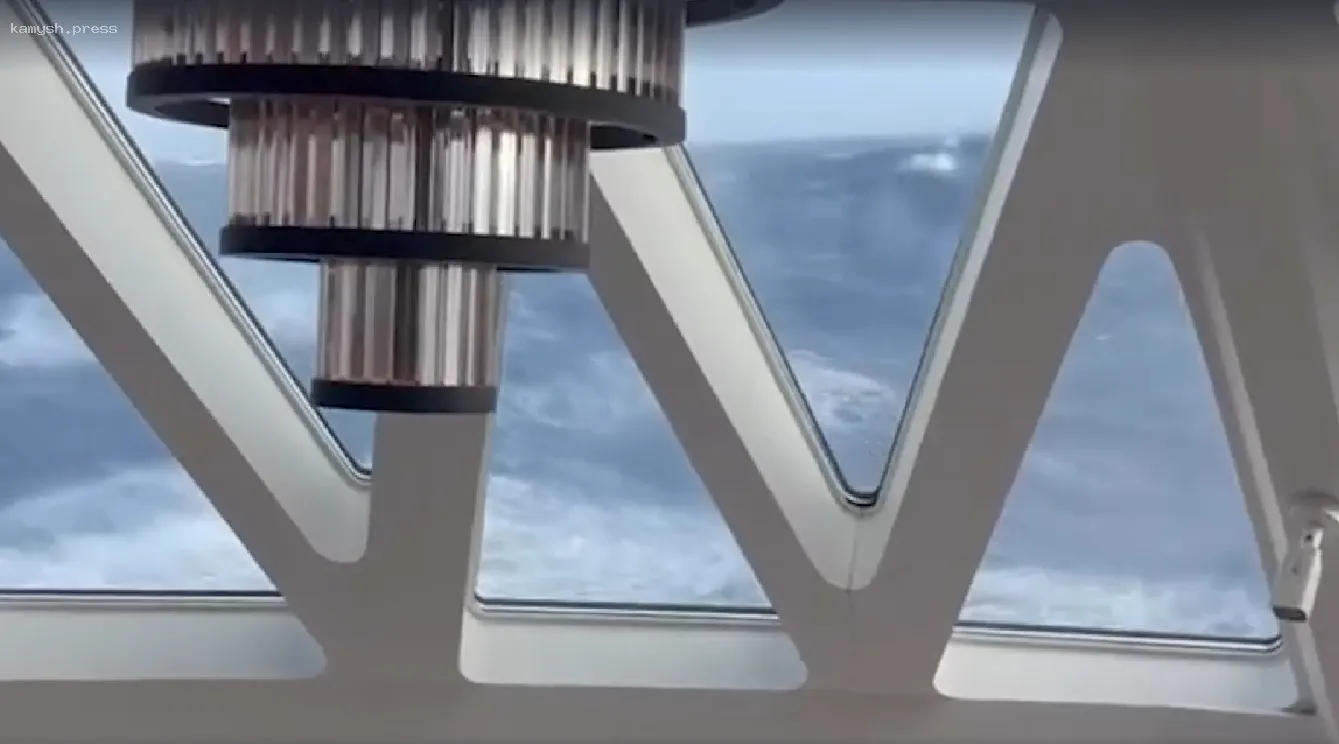 «Ужас и тревога»: Круизный лайнер в США столкнулся с 12-метровыми волнами