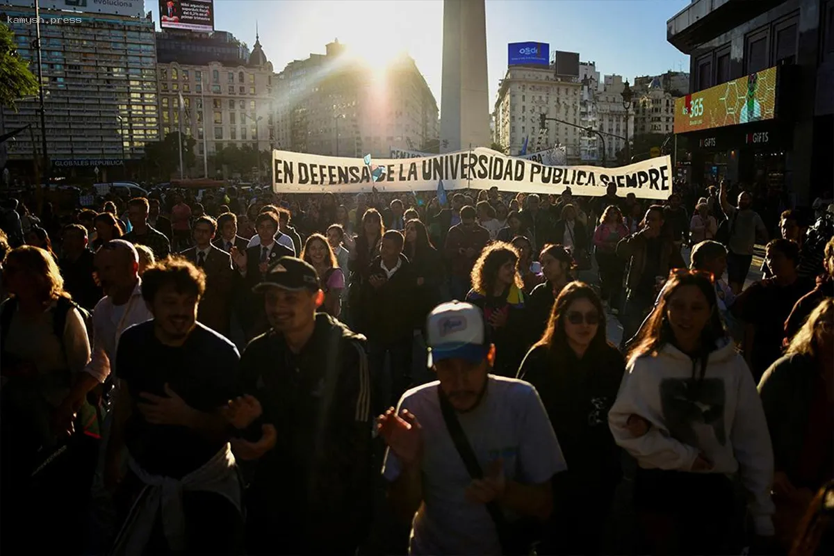 Тысячи людей вышли на протест против правительства у здания Конгресса Аргентины