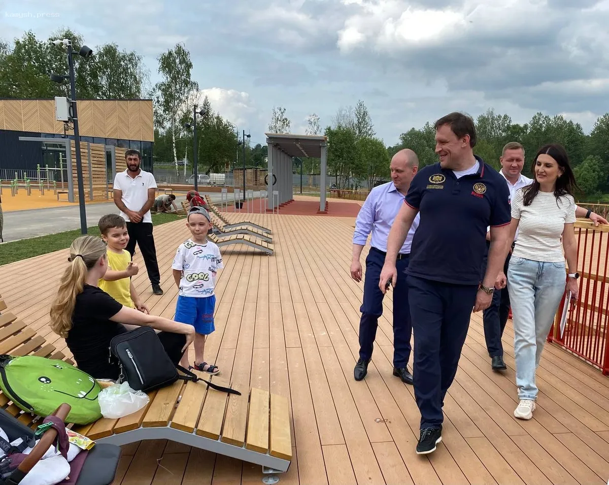 Мэр Пушкинского округа проверил состояние городского парка Ивантеевки