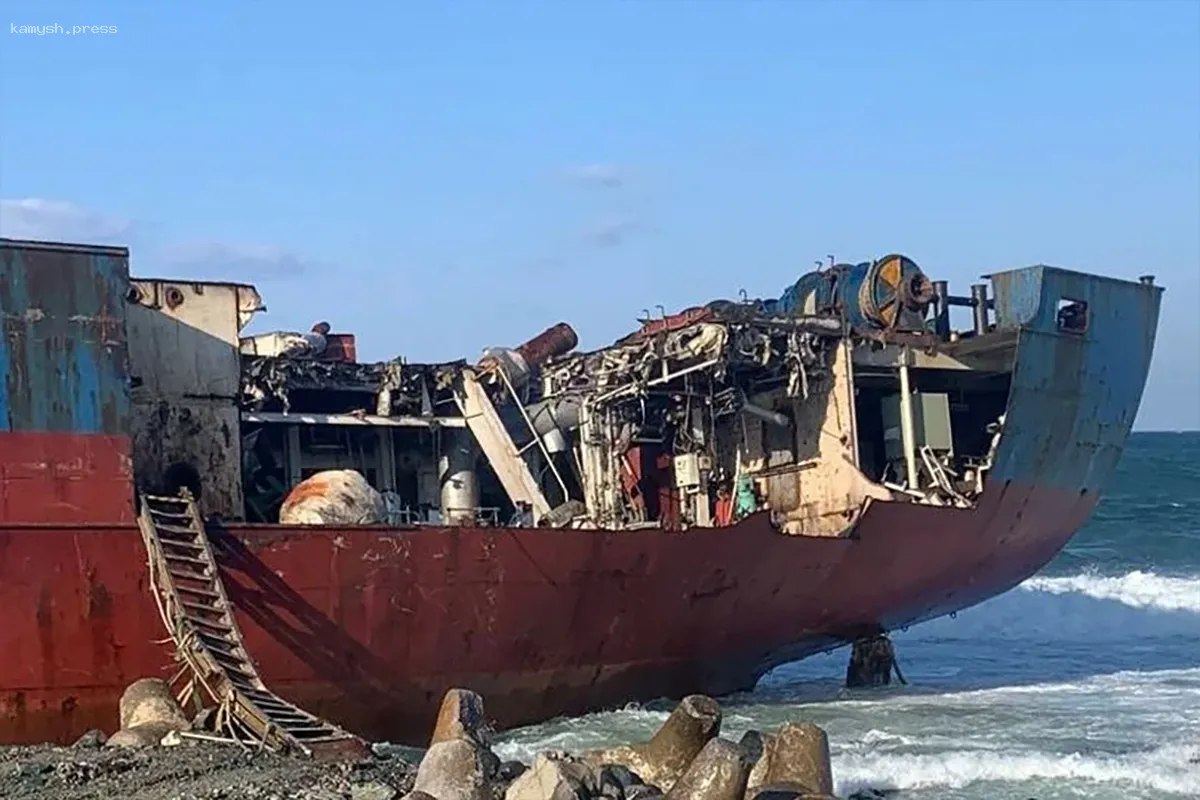 Корпус судна Xing Yuan, севшего на мель в Холмске, будет демонтирован для утилизации