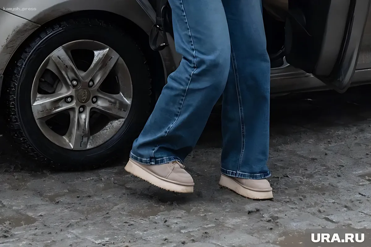 В Благовещенске группа людей разгромила машину с громкой музыкой и напала на водителя