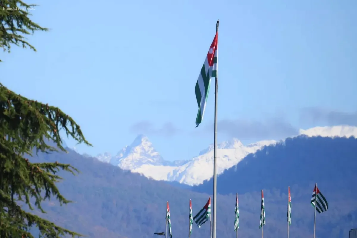 Россияне активнее бронируют отели в Абхазии и Катаре на майские выходные