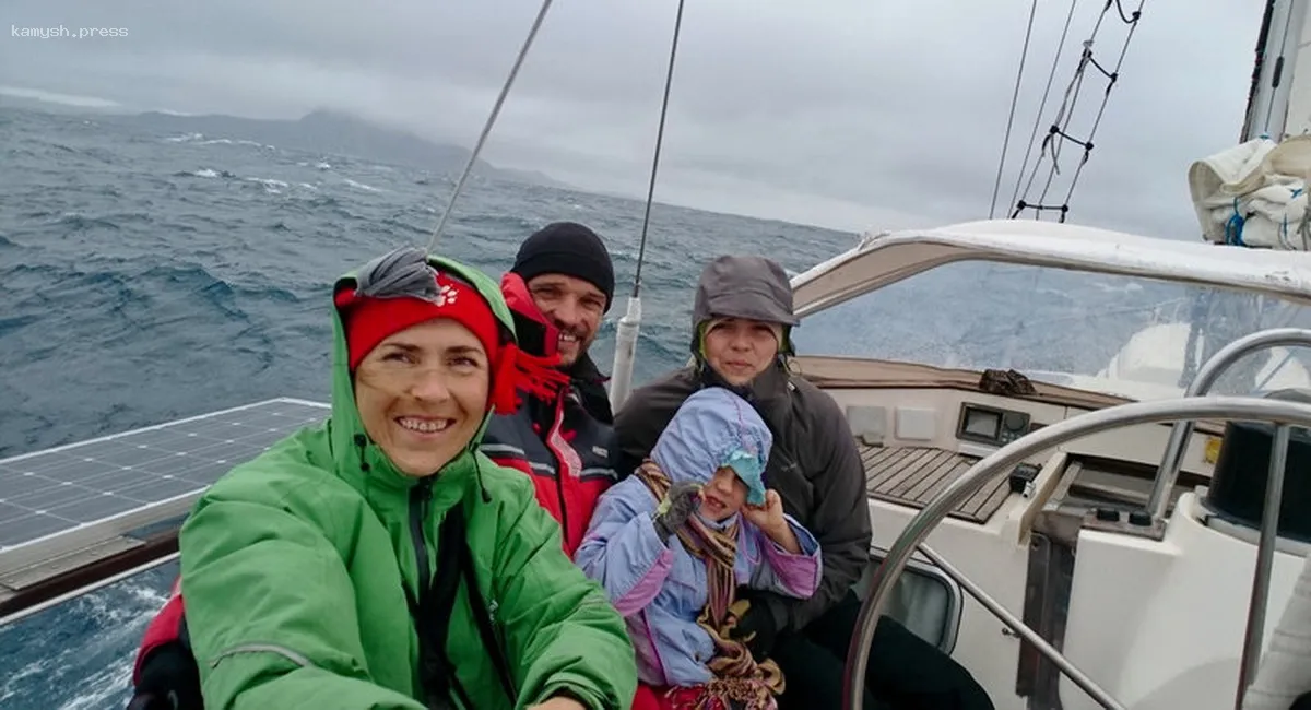 Если волна смоет — тебя уже нет. Семья с детьми из Новосибирска бросила все и отправилась жить в море