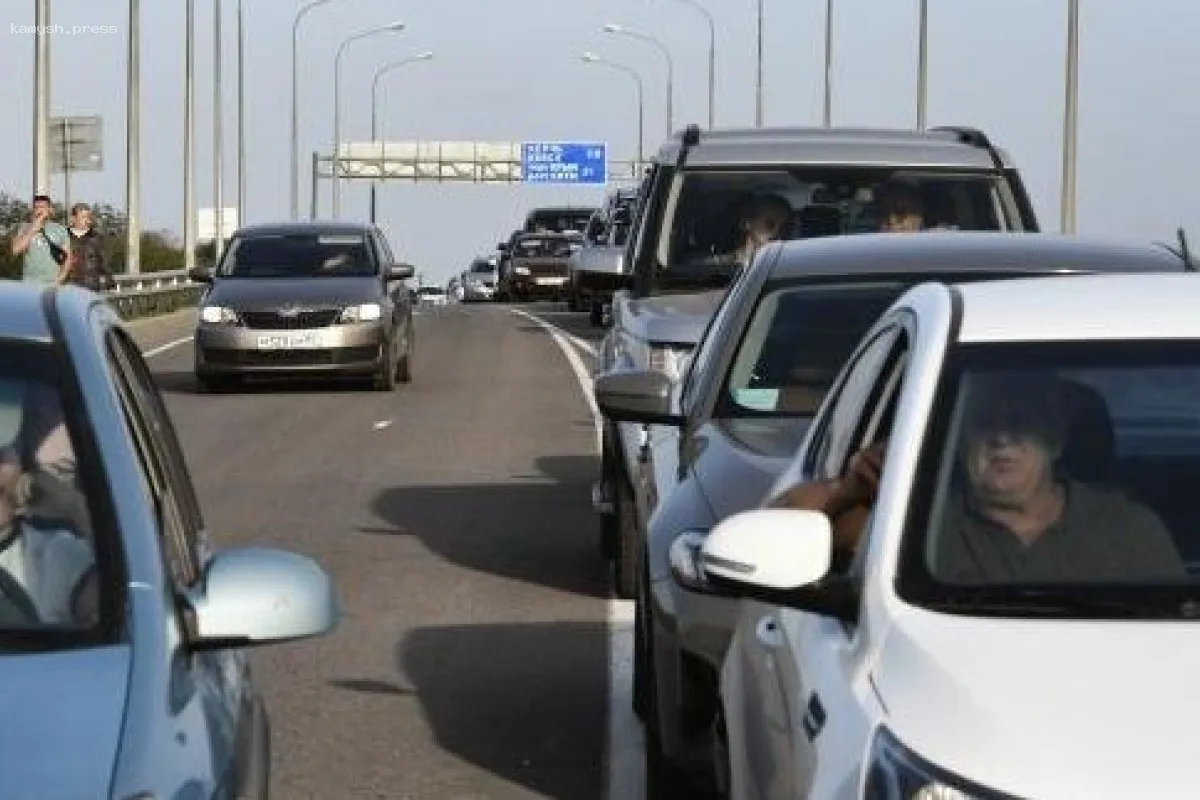 Свыше двух тысяч автомобилей оказались в заторе на подходах к Крымскому мосту