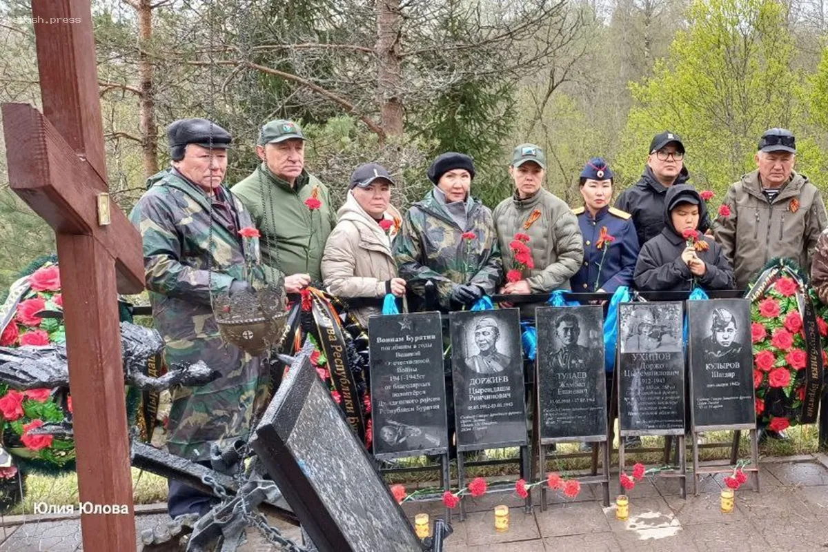 Памятные плиты в честь бурятских снайперов установлены на Валдае
