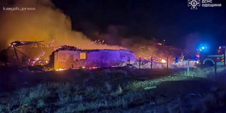Нічні атаки на Миколаївщину та Одещину призвели до пожеж і руйнувань — ДСНС опублікувала фотографії
